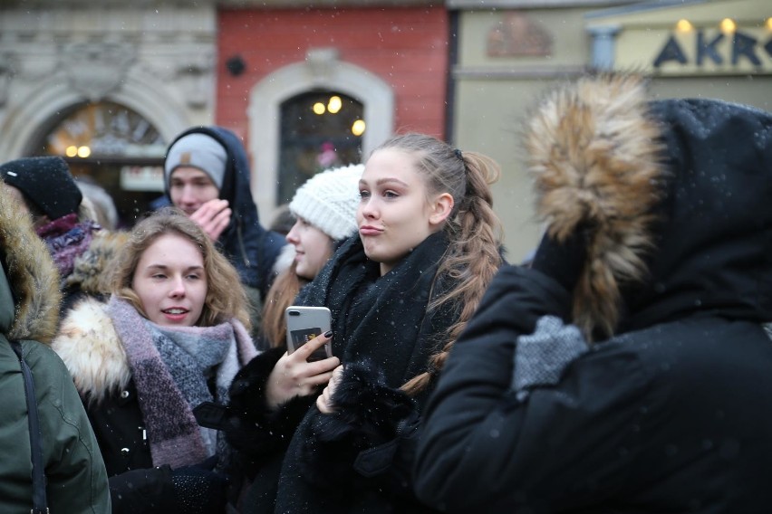 Polonez dla Fredry. Maturzyści zatańczyli na Rynku [MNÓSTWO ZDJĘĆ]