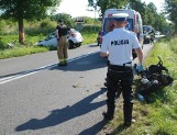 Wypadek w Goszynie. Samochód osobowy potrącił 12-latka na motorowerze. Mieszkaniec apeluje o postawienie progu zwalniającego