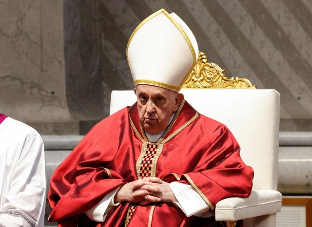 Papież Franciszek przewodniczy Wigilii Paschalnej w Watykanie.