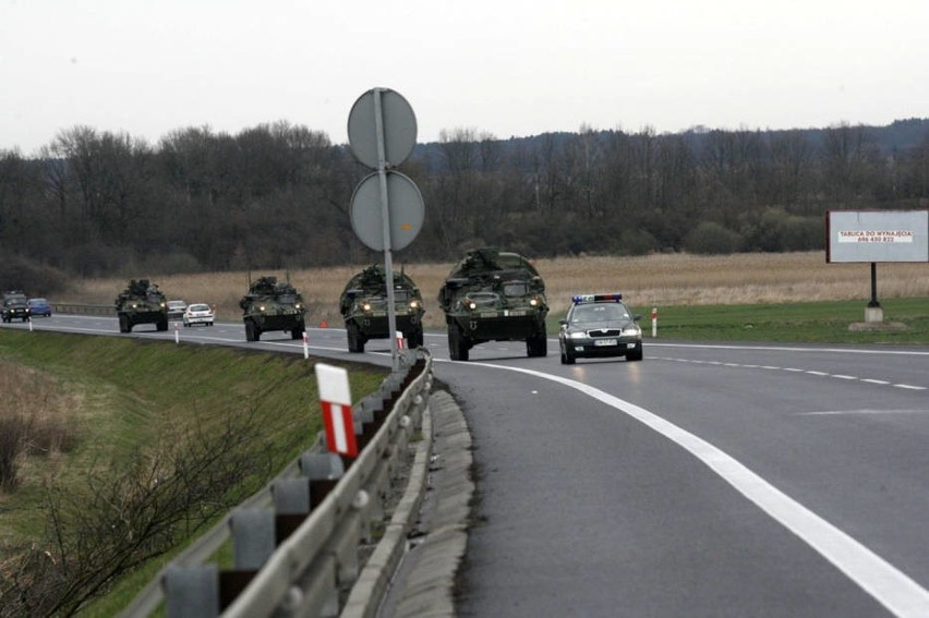 Rajd Dragonów na „trójce" pod Legnicą. Żołnierze pozdrawiali...