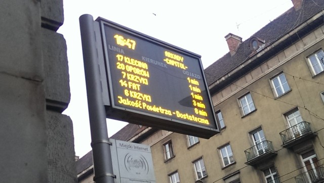 Takie komunikaty mogą pojawiać się na tablicach przystankowych, jeżeli jakość powietrza we Wrocławiu nie jest dobra