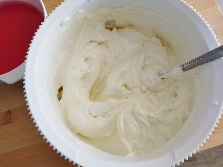 Do puszystego masła dodaj ser i wanilię. Wymieszaj całość...