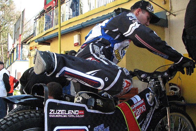 , jak inni zawodnicy GTŻ, sprawdza motocykle na razie na treningach