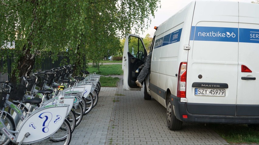 Dezynfekcja rowerów miejskich Nextbike w Katowicach....