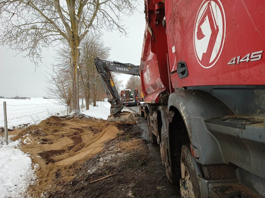 Ciężarówka z piaskiem wjechała do rowu. Kierowca dostał...