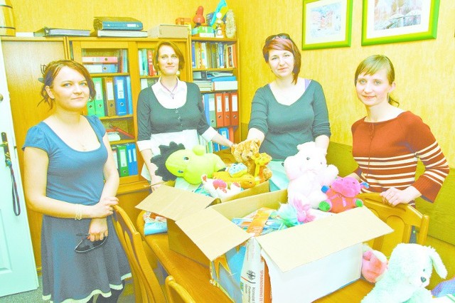 Kartony pełne pomocy szkolnych rozpakowywały wspólnie Lidia Kaczyńska-Pampuch, dyrektorka opolskiego domu dziecka (druga z lewej) oraz Ewelina Krupa, Joanna Hassa i Monika Glomb z BJDM.