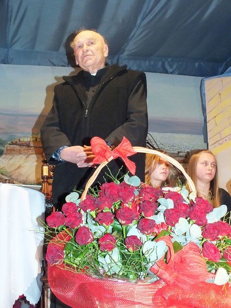 Ksiądz infułat Czesław Wala podczas benefisu w Niedzielę Palmową, 24 marca
