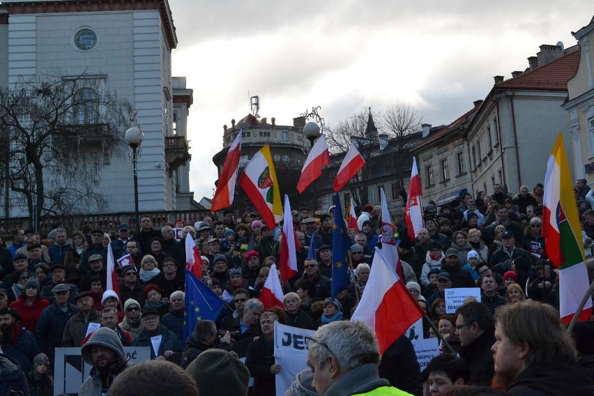 Manifestacja Komitetu Obrony Demokracji w Bielsku-Białej [ZDJĘCIA, WIDEO]