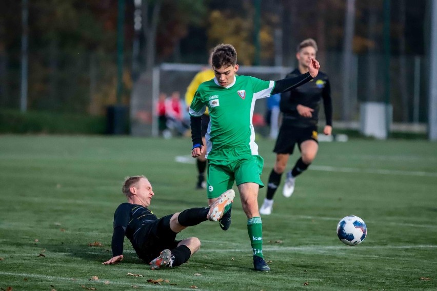 Sparta Augustów (zielone stroje) przewodzi w Keeza Klasie...