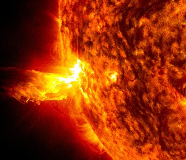 Rozbłyski słoneczne i towarzyszące im koronalne wyrzuty masy mogą spowodować niezwykle spektakularne zorze na Ziemi