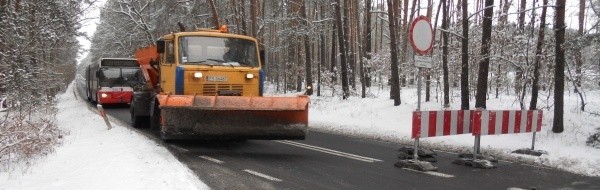 Ruch wahadłowy na Tczewskiej. Drogowcy walczą z zalaną ulicą.