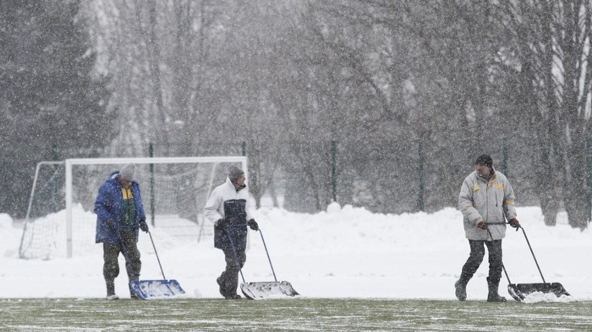 Na Stadionie Miejskim w Rzeszowie odśnieżono we wtorek...