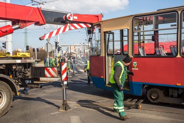 Uszkodzony tramwaj częściowo blokował przejazd przez rondo Toruńskie.