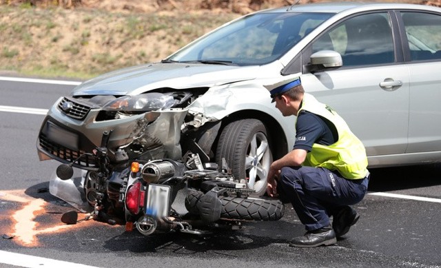 Do wypadku doszło w środę 10 czerwca 2015 r. na S3 na wysokości Zawady pod Zieloną Górą. Ranny motocyklista został przewieziony do szpitala.Do wypadku doszło w chwili kiedy kierowca forda postanowił bezmyślnie zawrócić na S3. Przeciął podwójną linię ciągłą.W zawracającego forda uderzył motocyklista. Część motocykla wbiła się pod samochód. Rannego z drogi zabrało pogotowie ratunkowe. Trafił do szpitala w Zielonej Górze.Kierowca forda doskonale wiedział co zrobił. Wiedział, że nie może zawracać na drodze ekspresowej. Zawrócił bo zobaczył przed sobą… korek samochodów.