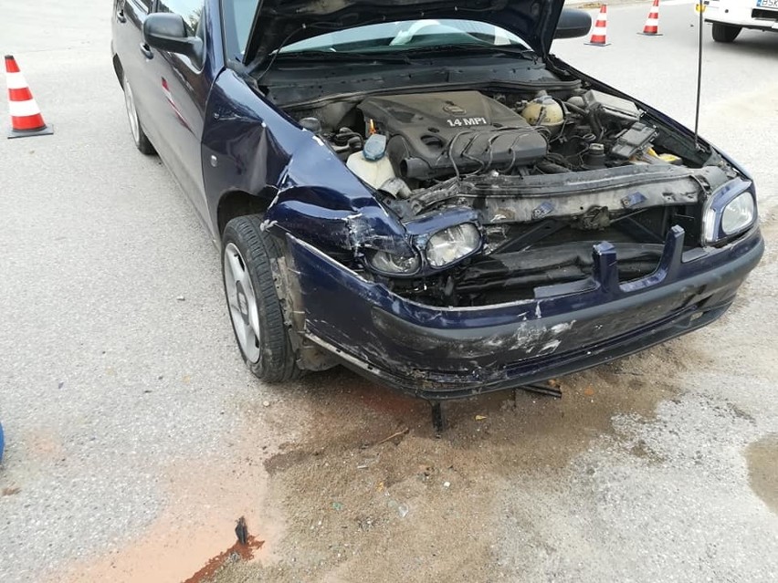 Kierowca jadący samochodem marki fiat w górę ulicy...