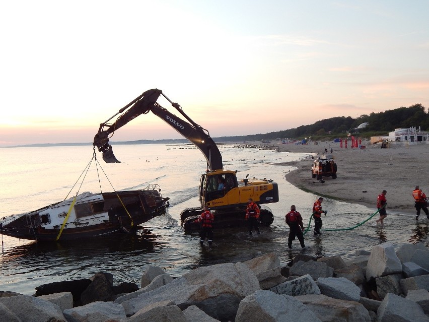 Wyciąganie jachtu Nautilio z wody na plaży wschodniej w...