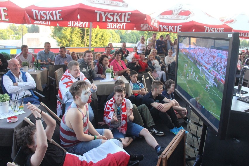 Kibice w Katowicach oglądają mecz Polska - Irlandia