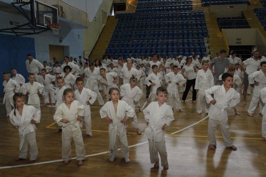  400 osób na egzaminie w Kieleckim Klubie Sportowym Karate! 