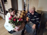 Pani Marta Kasińska z gminy Ćmielów świętowała 101 urodziny. Odwiedziła ją burmistrz Joanna Suska, były kwiaty i życzenia. Zobacz zdjęcia