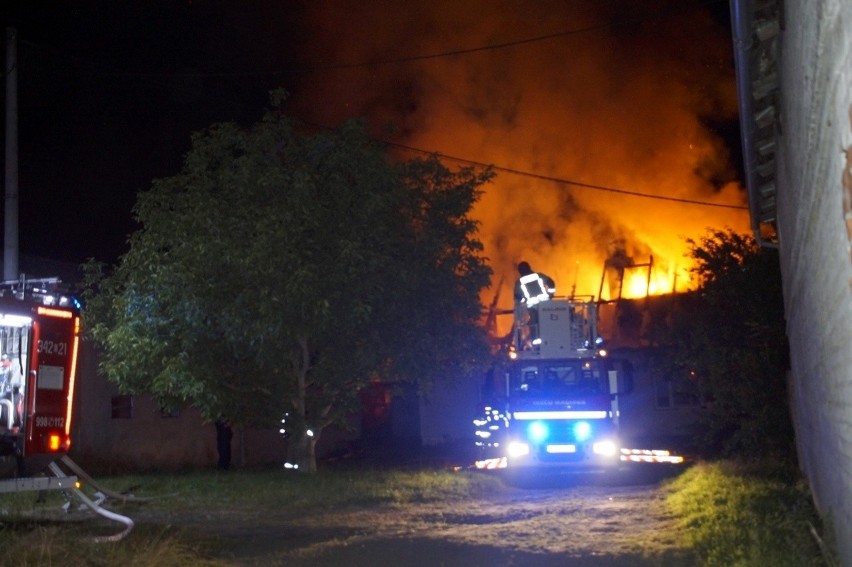 Pożar budynku w Kobylnicy. Interweniowało pięć zastępów