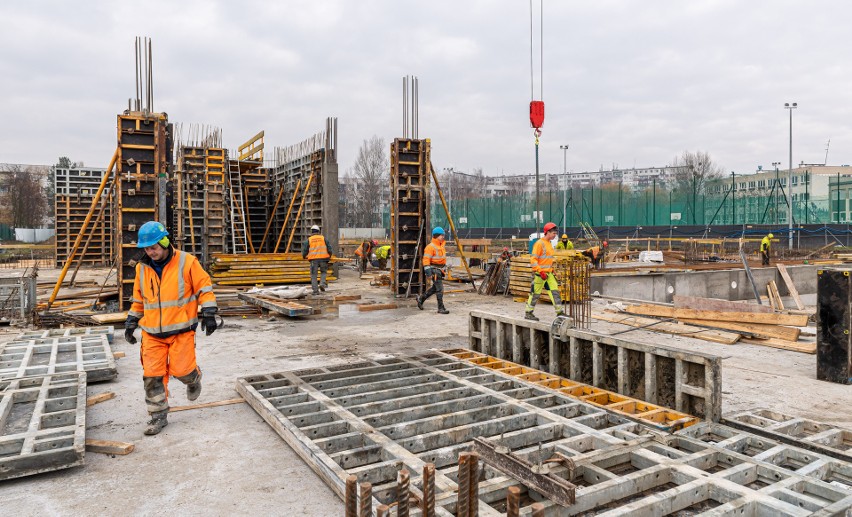 "Mamy zamkniętą płytę fundamentową, wypuszczone ściany...