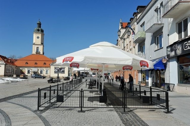 Na Rynku Kościuszki widać już wiosnę. Restauracje jedna za drugą przygotowują klientom miejsca na zewnątrz.