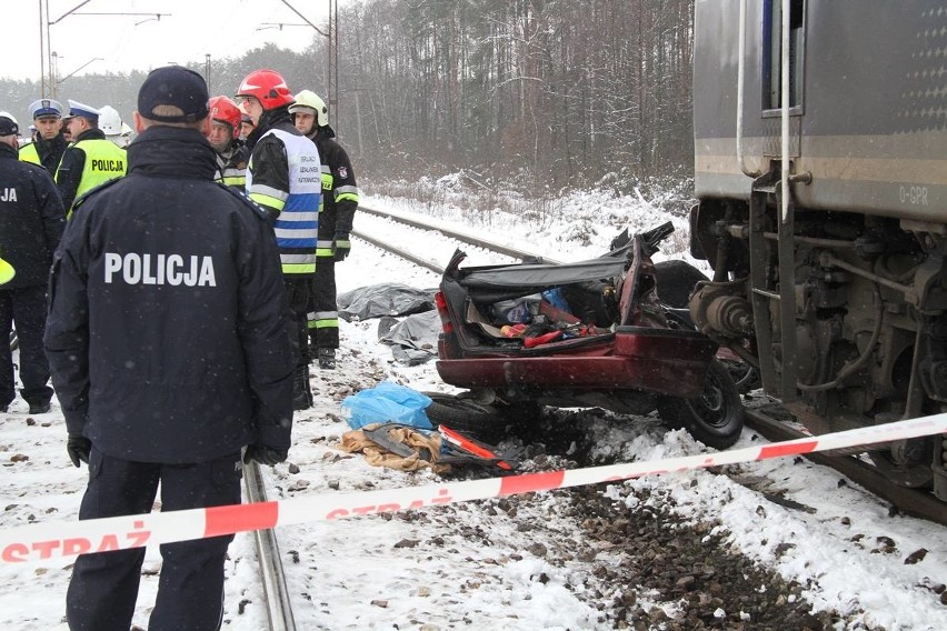 Tragiczny wypadek na przejeździe kolejowym w gminie Sobków. Nie żyją dwie osoby