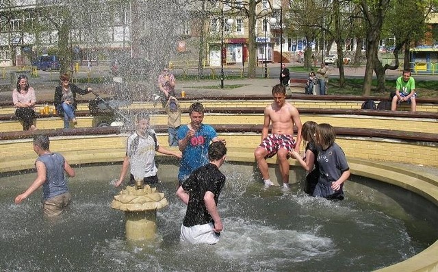 W 2011 r. w Miastku najwięcej wody w lany poniedziałek lało się przy fontannie uruchomionej niedawno w zmodernizowanym parku przy ratuszu.Młodzi ludzie polewali wodą znajomych, wrzucali ich do wody, sami pływali w fontannie i suszyli się w promieniach wiosennego słoneczka ku radości innych mieszkańców wypoczywających w parku…