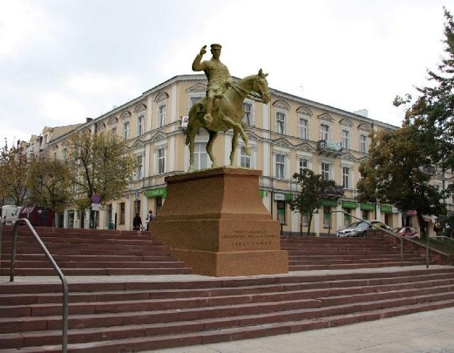 Tak będzie wyglądał pomnik Józefa Piłsudskiego wkomponowany w schody na placu Wolności.