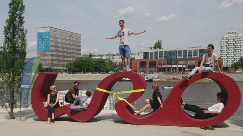 Tak wygląda napis "Wro" nad Odrą