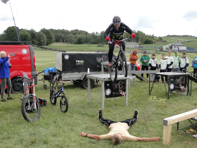 Sztuczkami rowerowymi popisywali się cykliści z Lubelskiej Grupy Artystycznej Mix Trial. W jednej ze sztuczek rowerem przeskakiwali nad leżącym człowiekiem.
