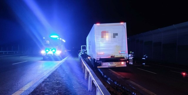 Ciężarówka uderzyła w bariery na autostradzie A1 w okolicy Radomska