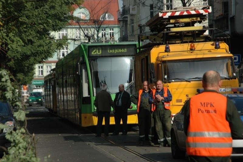 Na Kraszewskiego na trakcję tramwajową przewróciło się...