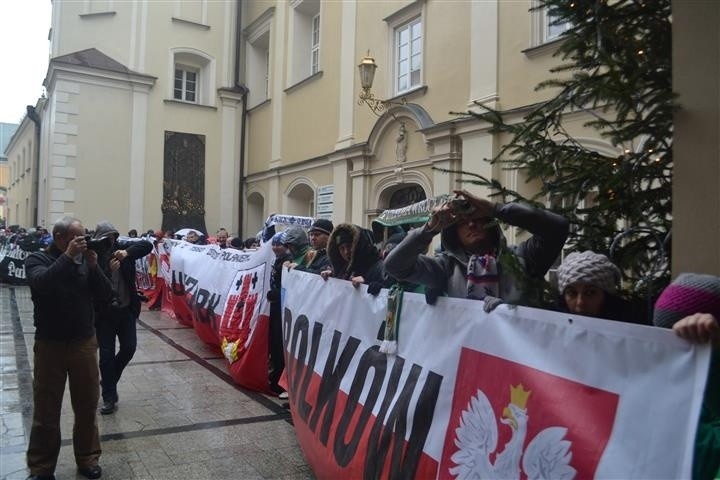 Częstochowa: Piłkarscy kibice opanowali jasnogórski szczyt. To już ich siódma pielgrzymka [ZDJĘCIA]