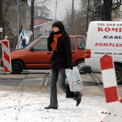 Kierowcy narzekają na tory przecinające ul. Batorego. I będą narzekać dalej, bo przejazd kolejowy przy rondzie Anny Borchers pozostanie.