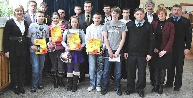 Uczestnikom gminnych eliminacji turnieju wiedzy pożarniczej pogratulował Sławomir Kowalczyk (w środku), wójt Opatowca. 