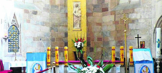   Cudowna figura Matki Bożej Uśmiechniętej z Dzieciątkiem Jezus znajduje się w ołtarzu głównym bazyliki mniejszej w Wiślicy. Główne obchody jubileuszu 50-lecia koronacji odbędą się 10 września.