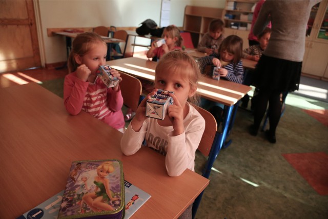 Zakazany w szkołach cukier uczniowie wypijają z mlekiemW podstawówce nr 107 przy ul. Prusa  uczniowie piją niesłodzone  mleko. Taką decyzję podjęła rada rodziców. Dzieci nie narzekają