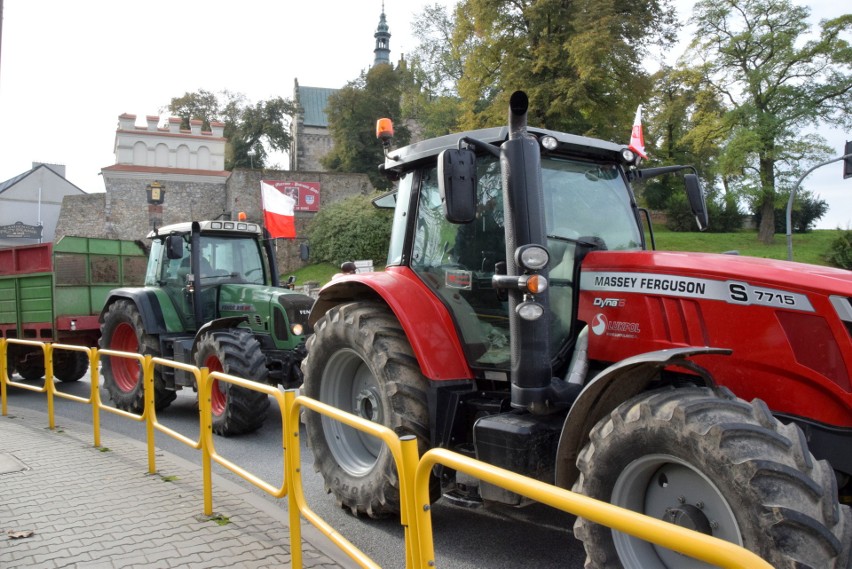 Protest rolników na trasie Włostów - Opatów - Ostrowiec. Mocne hasła [ZDJĘCIA, WIDEO]