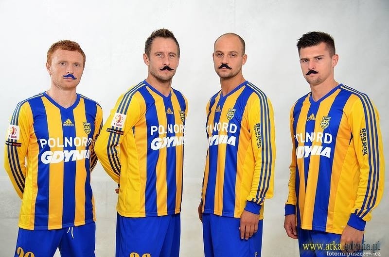 Piłkarze Arki Gdynia z wąsami. Zespół wspiera akcję "Movember" [ZDJĘCIA]
