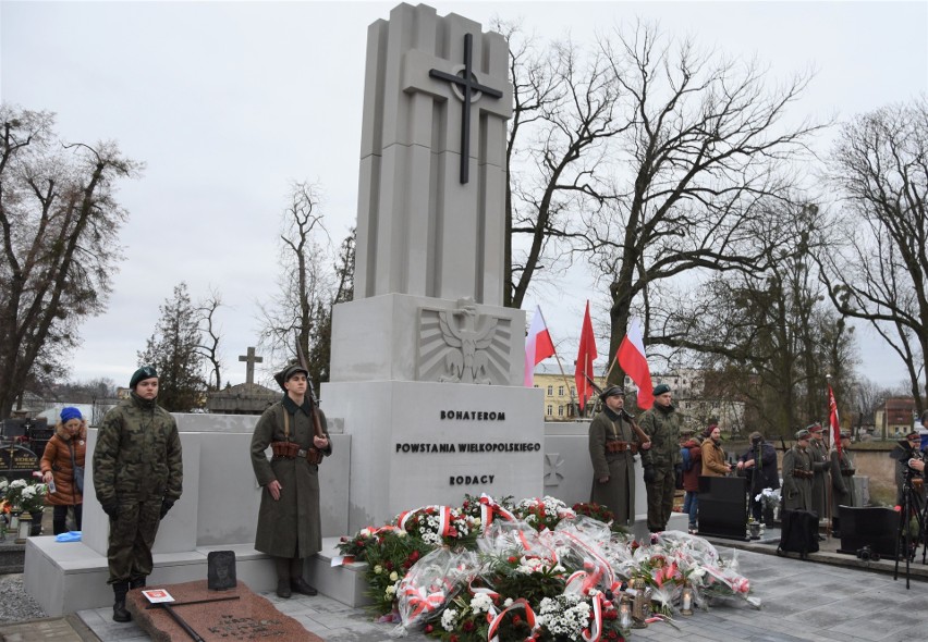 Odsłonięty rok temu  na cmentarzu w Szubinie monument...