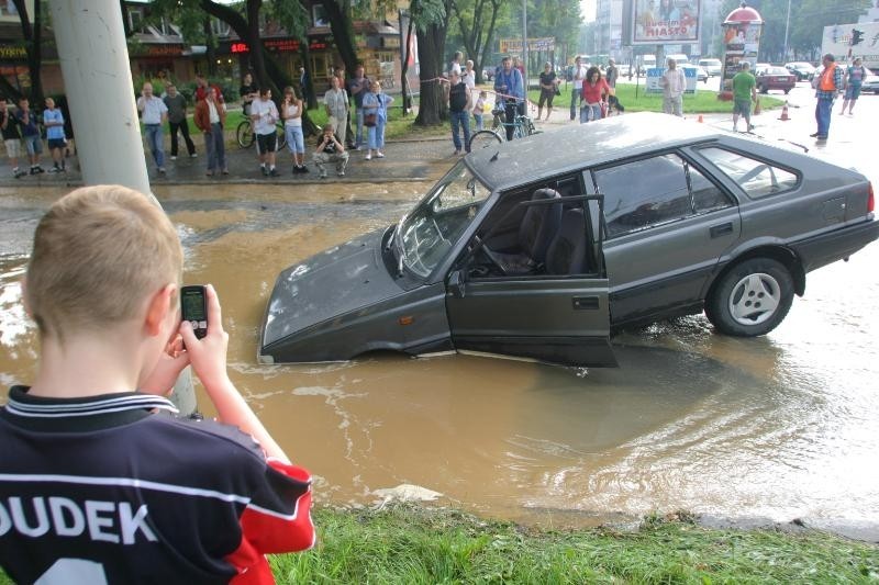 18.07.2007. Na rogu ul. Zaporowskiej i Grabiszyńskiej pękła...