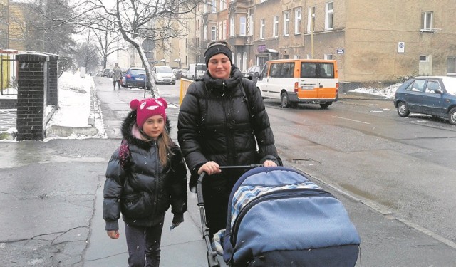 - Nie puszczam córki  samej do szkoły, bo boję się o jej bezpieczeństwo na tej ulicy - mówi Małgorzata Patek, mama Nikoli, która uczy się w Szkole Podstawowej nr 3 w Stargardzie  .
