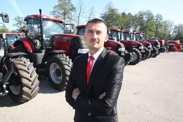 Krzysztof Surowiec, kierownik sprzedaży w firmie Kisiel w podkieleckim Górnie zapewnia fachowe doradztwo. - Oferujemy ciągniki CASE IH i STEYR do każdego gospodarstwa i na każde uprawy, pomożemy wybrać właściwy &#8211; mówi.