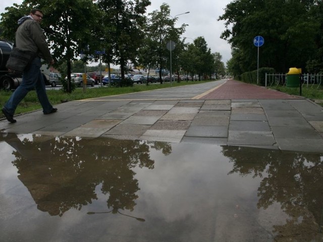 Na wyremontowanym odcinku alei IX Wieków Kielc fragment chodnika nie został wymieniony.