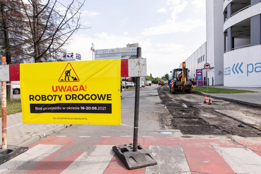 Dziury zostaną załatane. Ruszył remont drogi przy centrum handlowym Plaza w Rzeszowie [ZDJĘCIA]