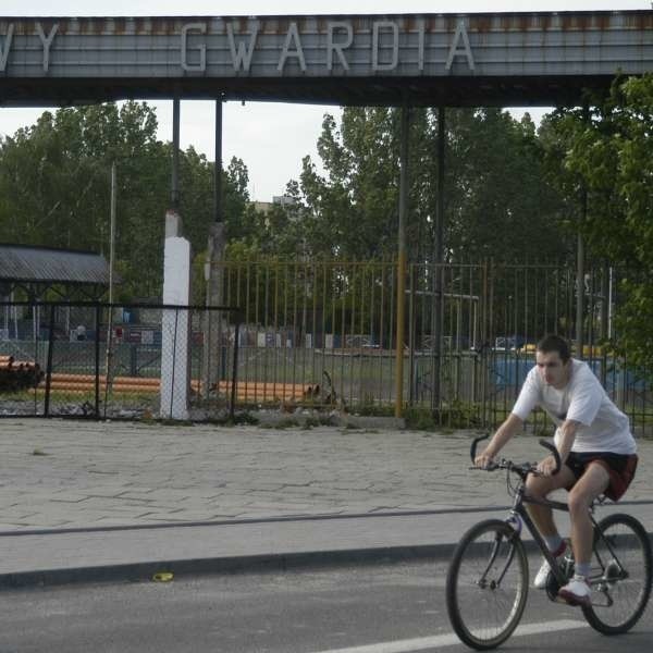 Wjeżdżając na osiedle ZWM od strony ulicy Sosnkowskiego, trzeba było minąć bramę stadionu. Niebawem przejedziemy obok pustego placu.