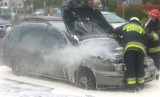 Samochód stanął w płomieniach. Świadkowie gasili pożar. Zobacz zdjęcia z akcji!