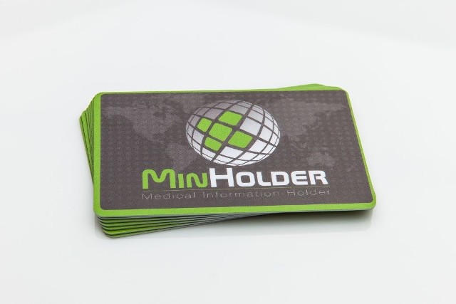 Kartę MinHolder można schować wraz z dokumentami. W razie wypadku osoba udzielająca pomocy uzyska dostęp do informacji na temat naszego zdrowia.