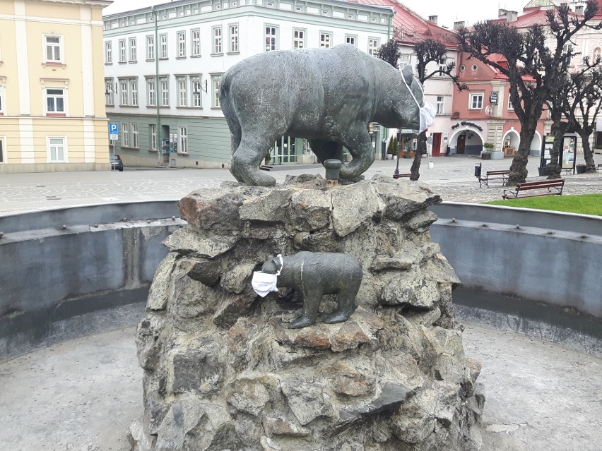 Józef Szwejk, towarzyszący mu piesek, a także niedźwiadki...